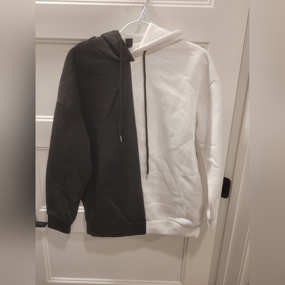 Shein Halloween sweatshirt hoddie black and white in Small - Picture 4 of 4